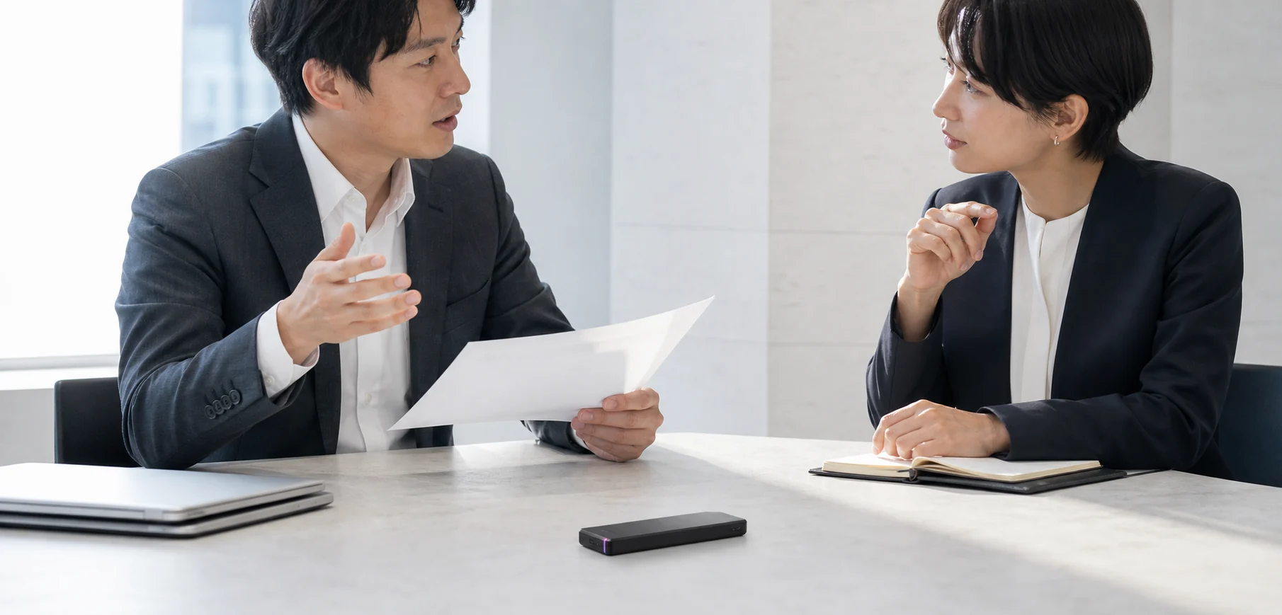 会話をもとに改善点を整理する現場イメージ